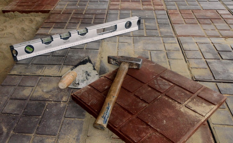 Пошаговая укладка тротуарной плитки на бетонное основание