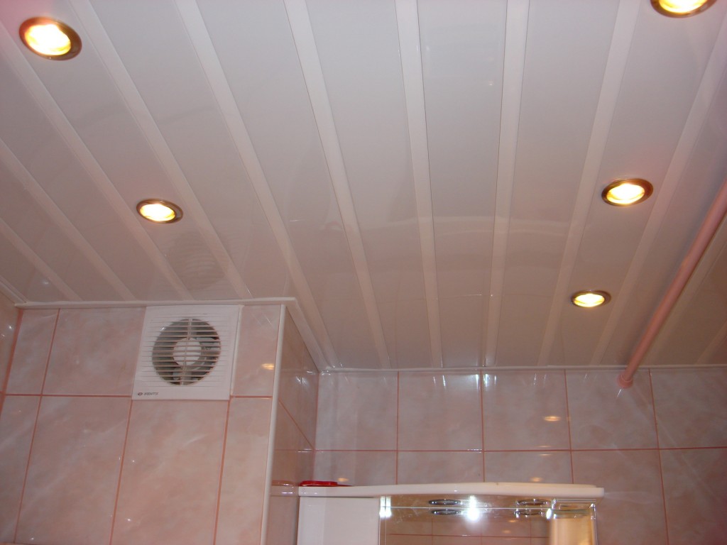 Как сделать потолок из пластиковых панелей в ванной своими руками