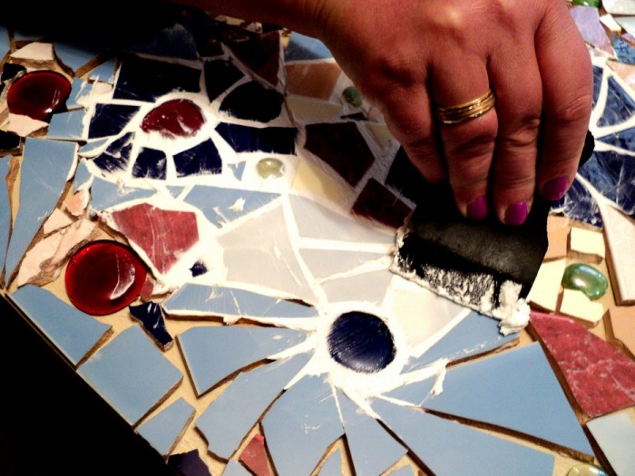 Делаем мозаику из битой плитки своими руками: идеи для орнамента и советы по выкладыванию