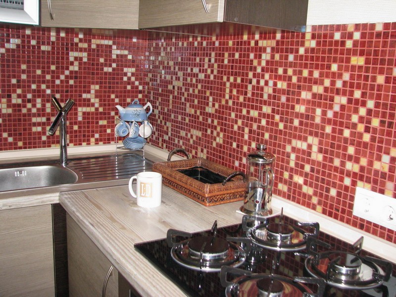 Украшение на кухонный фартук из плитки-мозаики - идеи для дизайна